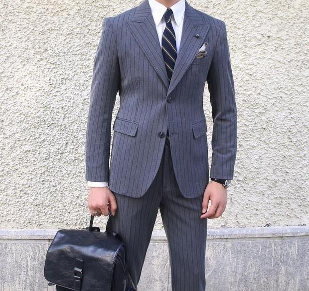 西服定做的過程涉及到多個重要的環(huán)節(jié)和步驟，